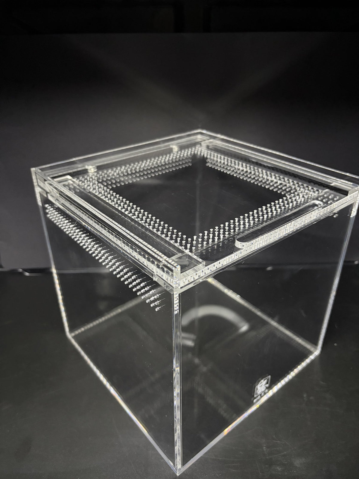 Burrow Buddy Acrylic Enclosure, 8 x 8 x 8 in clear acrylic enclosure with ventilated locking lid